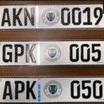 Plaques AKN à Kinshasa : quand le Gouvernement provincial transforme l’administration en machine à taxation déguisée, derrière le communiqué du ministre, une décision contestée qui scandalise jusque dans l’administration publique
